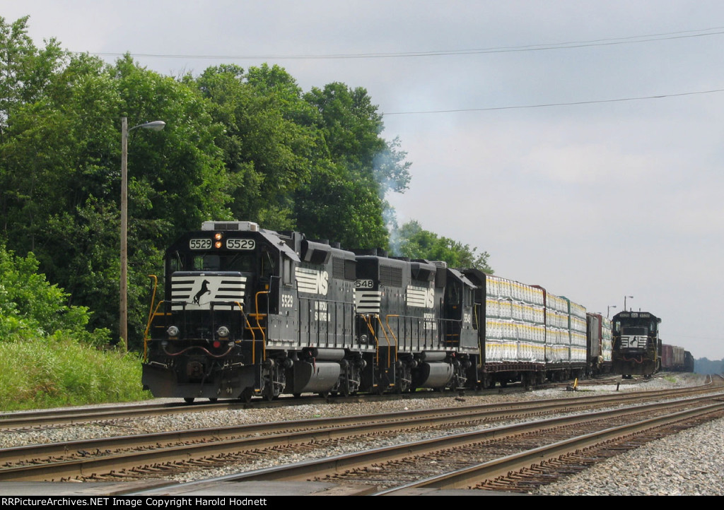 NS 5529 & 5548 lead train P92 out of the old yard